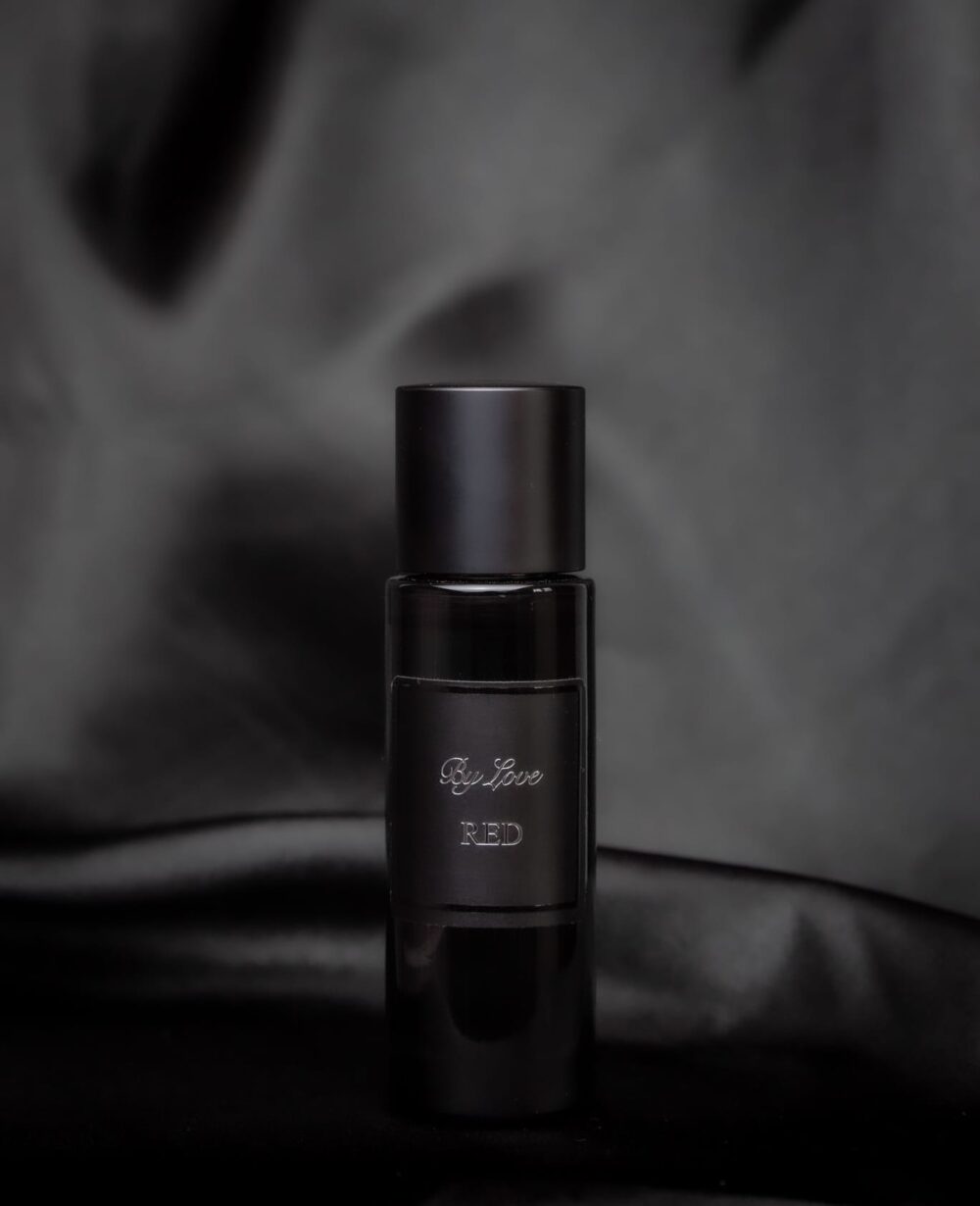 Un parfum fruité et intense, parfait pour les femmes audacieuses. Red – BY LOVE séduit dès la première vaporisation avec ses notes de fruits rouges et son cœur floral élégant.
