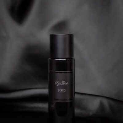 Un parfum fruité et intense, parfait pour les femmes audacieuses. Red – BY LOVE séduit dès la première vaporisation avec ses notes de fruits rouges et son cœur floral élégant.