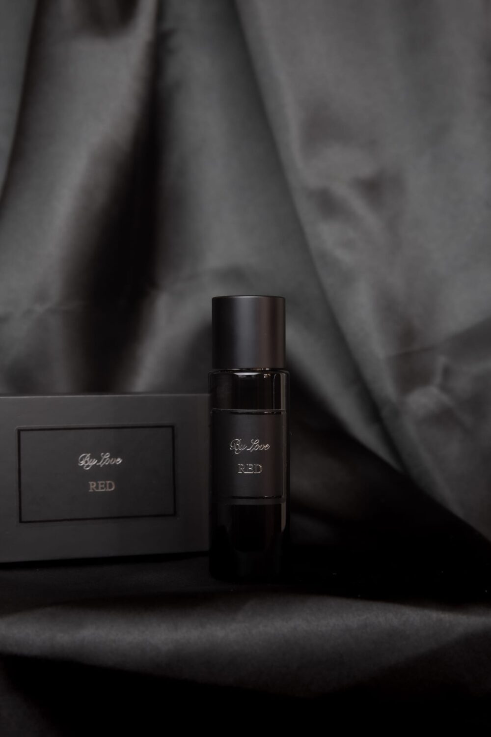 Un parfum fruité et intense, parfait pour les femmes audacieuses. Red – BY LOVE séduit dès la première vaporisation avec ses notes de fruits rouges et son cœur floral élégant.
